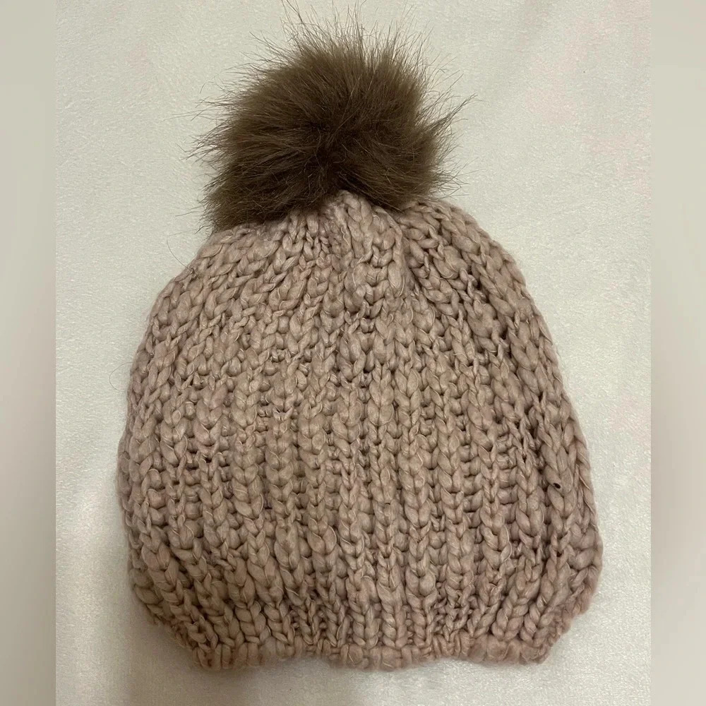 Chunky Knit Pom Woman’s Beanie